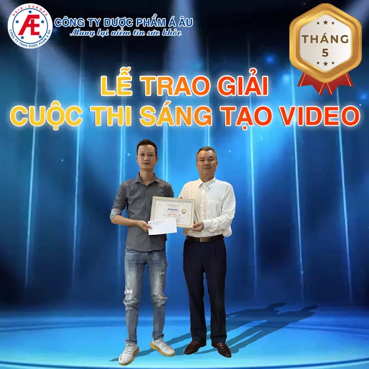Giám đốc Nguyễn Văn Bình trao tận tay Bằng khen và phần thưởng cho anh Nguyễn Công Thọ.webp